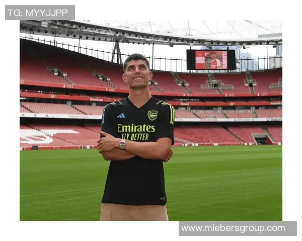 哈弗茨的日常穿搭解析:从球场到街头的时尚之旅 哈弗茨的日常穿搭解析:从球场到街头的时尚之旅